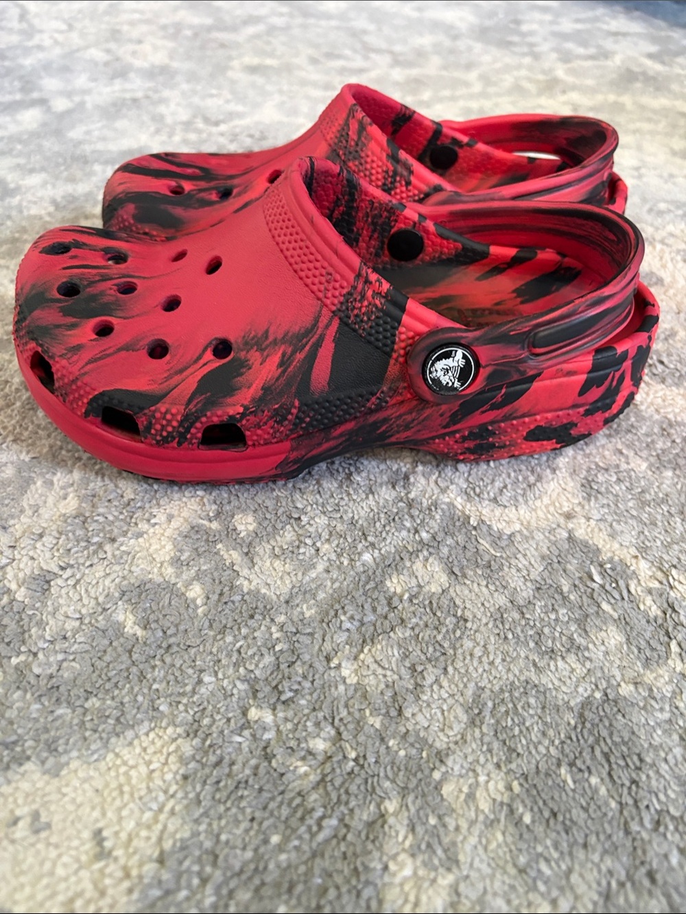 CROCS Kids Classic Clog in Red and Black Swirl size J1